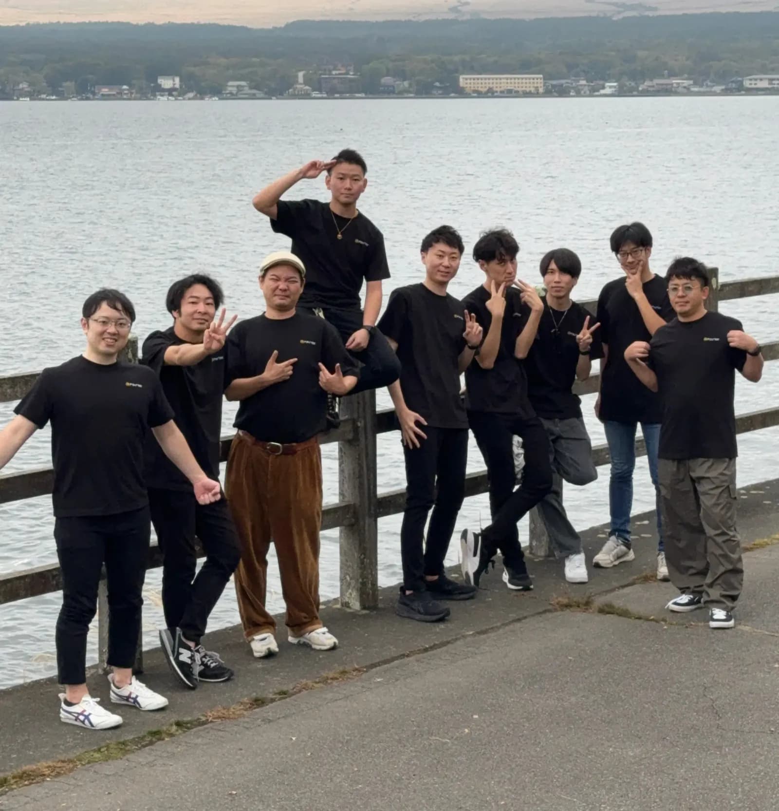 湖畔での集合写真